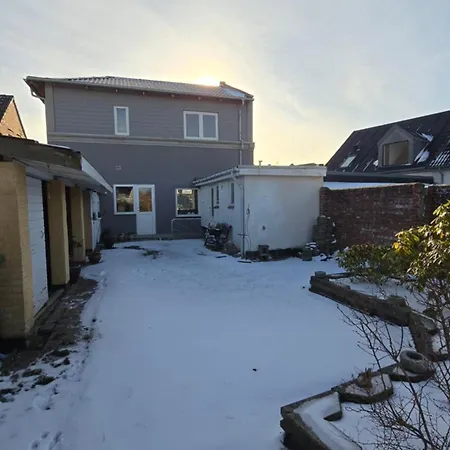 Bright Townhouse With Garden & Terrace Hébergement de vacances Esbjerg